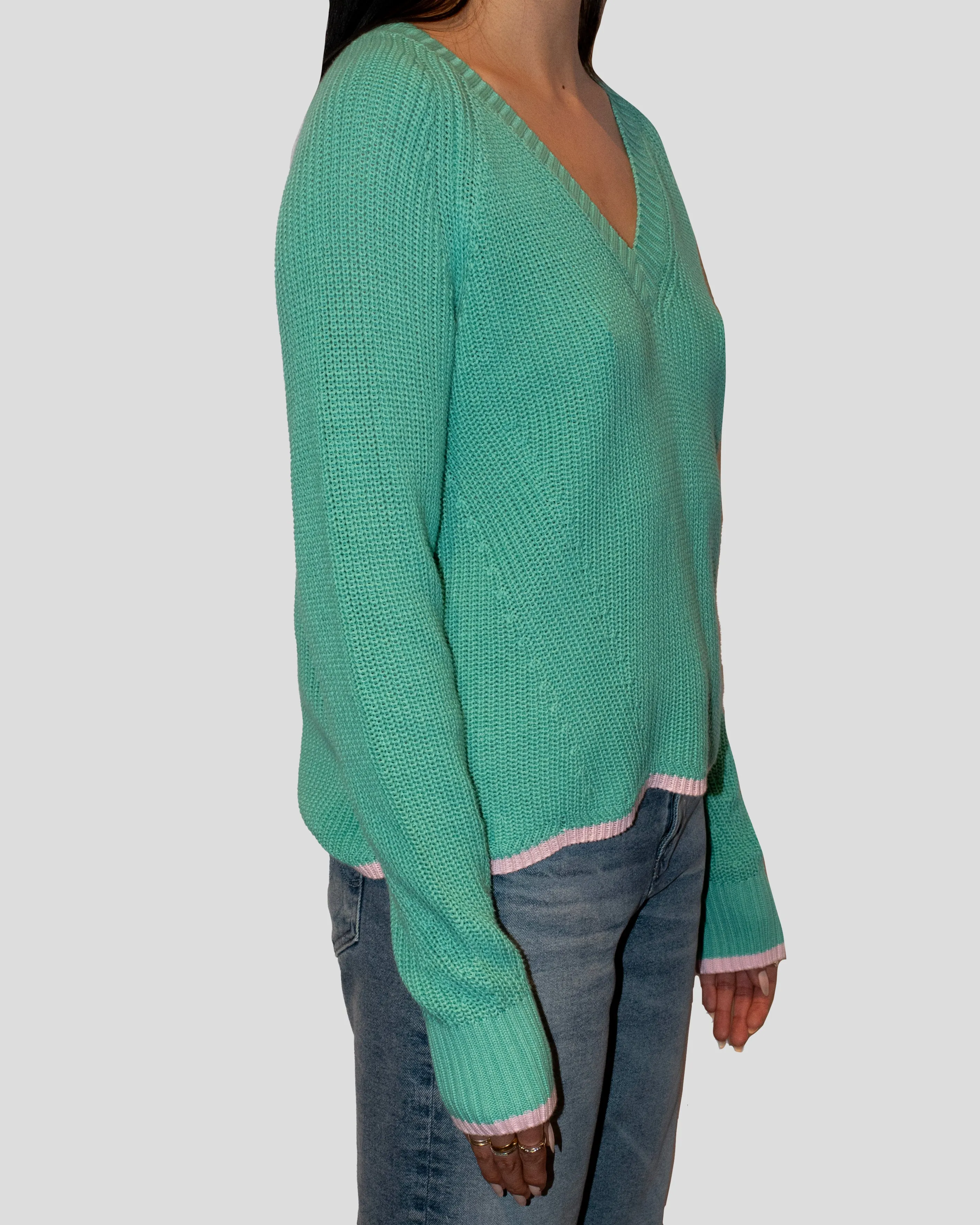 TIPPED SCALLOP SHAKER V-NECK SWEATER